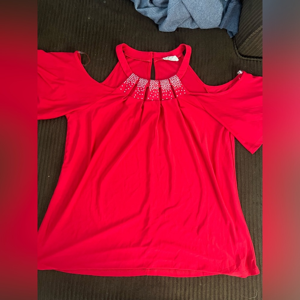 Size medium. Red blouse. Hangs off the shoulders . Worn once